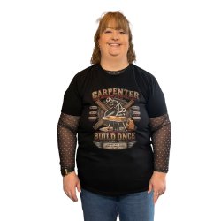 Sort unisex T-shirt til t�mrer med detaljeret t�mrertryk p� forsiden, vist p� model.