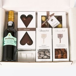 Summerbird gave�ske set oppefra med fyldte chokolader, marcipanhjerter, nougat, kakaomandler og Graham's �kologiske portvin.